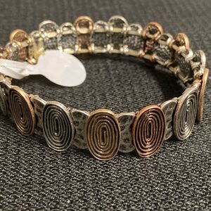 Hammered Style Stretch Bangle
BRACELET ~ One size fits all - New w/tags